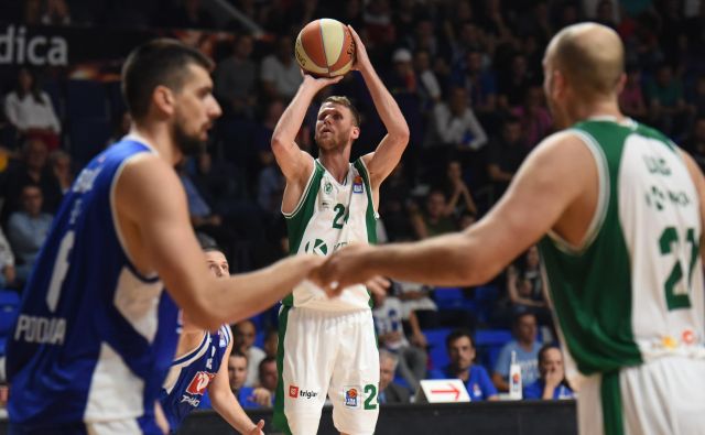 Luka Lapornik (z žogo) proti Heliosu ni bil pri metu, desno Jure Lalić. FOTO: ABA