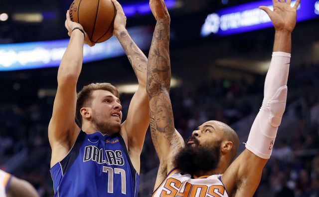 Luka Dončić se je moral spopasti tudi z izkušenim centrom Tysonom Chandlerjem. FOTO: AP