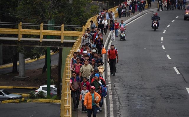 Skupina migrantov iz nekaterih srednjeameriški držav se počasi promika proti severu. FOTO: Johan ORDONEZ / AFP