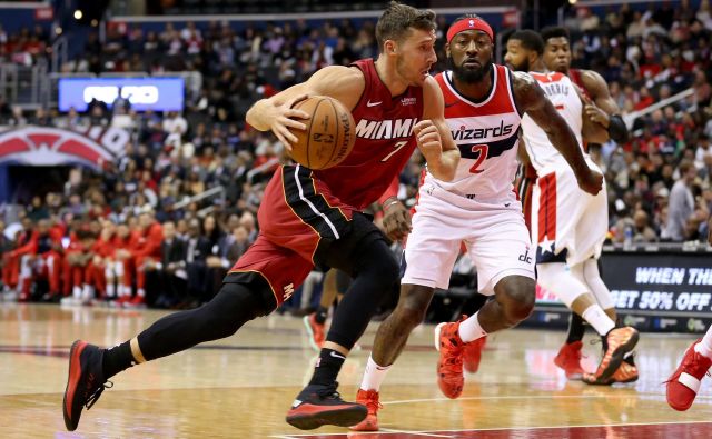 Goran Dragić (z žogo) je k prvi zmagi Miamija v novi sezoni lige NBA prispeval osem točk. FOTO: AFP