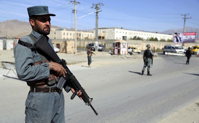 Parlamentarne volitve v Afganistanu potekajo kljub velikim skrbem zaradi varnosti. Volilišča bo danes ščitilo več kot 50.000 pripadnikov varnostnih sil. FOTO: AP