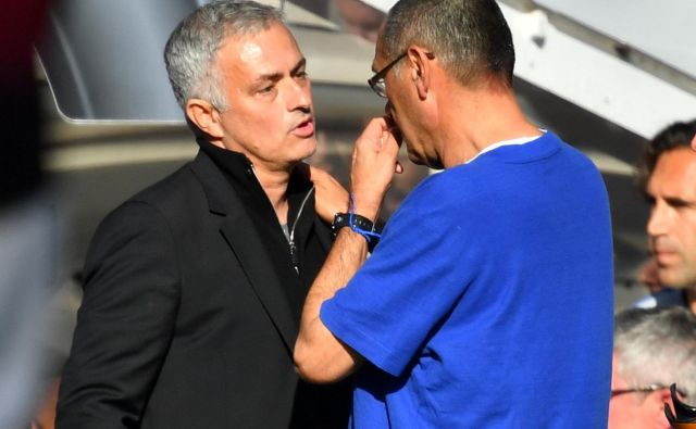 Jose Mourinho in Maurizio Sarri po tekmi v Londonu.