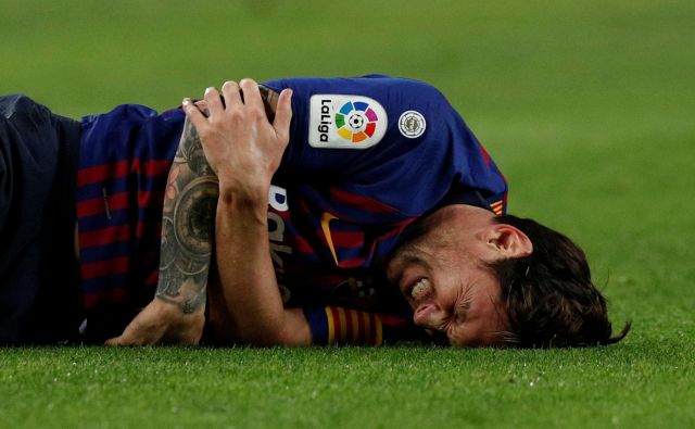 Lionel Messi je obležal v hudih bolečinah. FOTO: Albert Gea/Reuters