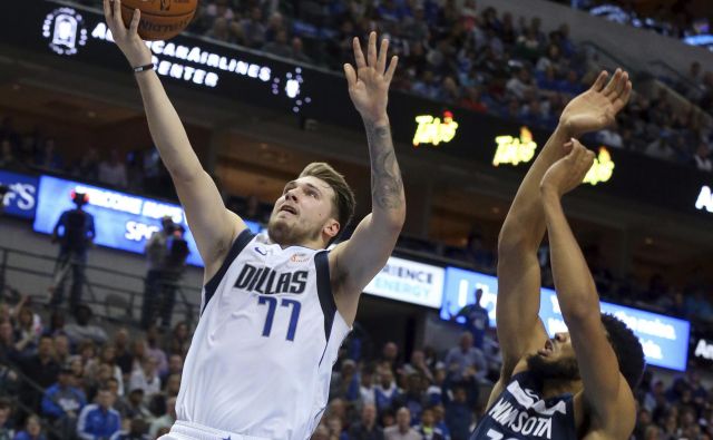 Luka Dončić je bil v Dallasu prvo ime v zmagoviti tekmi proti Minnesoti. FOTO: AP