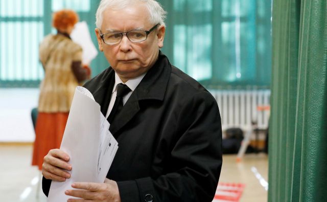 Na Poljskem je bil včeraj tudi prvi krog lokalnih in regionalnih volitev, ki bodo pomemben test za vladajočo konservtivno stranko Zakon in pravičnost (PiS). Na fotografiji je njen vodja Jarosław Kaczyński. FOTO: Reuters