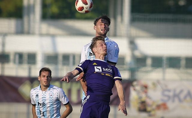 Aleks Pihler je v slogu vrhunskega strelca premagal Gregorja Sorčana in dosegel svoj prvi gol v sezoni. Foto Jože Suhadolnik