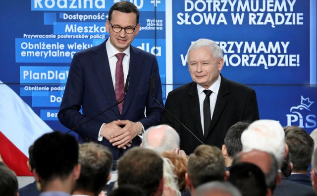 »Zmagali smo,« je po objavi rezultatov vzporednih volitev izjavil voditelj Pis in »sivi kardinal« poljske politike Jarosław Kaczyński (desno). Foto: Agencja Gazeta/Reuters