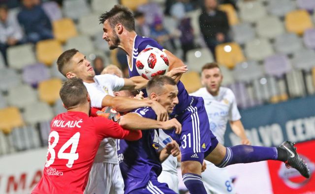 Pred mesecem dni v razburljivem in nenavadnem ligaškem dvoboju med Mariborom in Domžalami ni bilo zmagovalca (2:2). FOTO: Tadej Regent/Delo