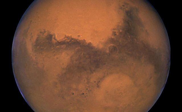 Je ali ni na Marsu življenje? Odgovore iščejo številni orbiterji in roverji. Novembra se jim bo pridružil lander InSight. FOTO: Nasa/Reuters