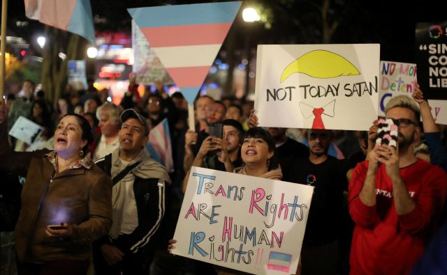 Namera vlade Donalda Trumpa, da bi omejila pravice transspolne skupnosti, je sprožila proteste. FOTO Reuters