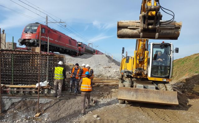 Direkcija za infrastrukturo je od leta 2014 v ceste vložila 841,8 milijona evrov, v železniško infrastrukturo pa 1,76 milijarde evrov. Foto Boris Šuligoj