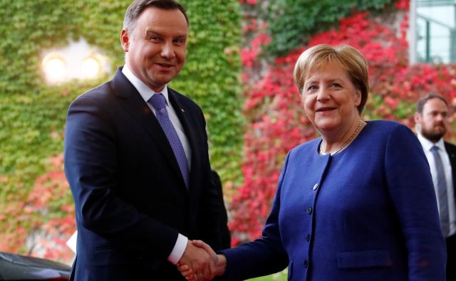 Nemška kanclerka Angela Merkel pozdravlja poljskega predsednika Andrzeja Dudo v Berlinu. Foto: Fabrizio Bensch/Reuters