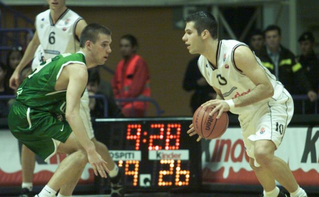 Tako je bilo nekoč: Beno Udrih (v zelenem) v Olimpijinem dresu, Sani Bečirovič (z žogo) in Emanuel Ginobili v Kindejevem. FOTO: Igor Zaplatil/Delo