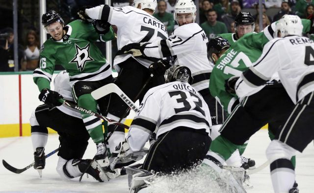 Takole se je Jonathan Quick, vratar pri Los Angeles Kings, boril proti hokejistom Dallasa, ki so njegovo mrežo zatresli štirikrat. FOTO: Andy Jacobsohn/AP