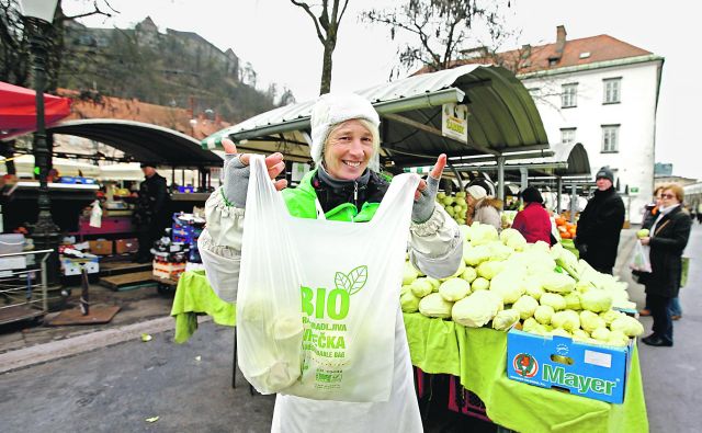 Biorazgradljiva plastika ni rešitev, temveč le zamenjava ene vrste plastike z drugo, njena uporaba pa je v nasprotju s hierarhijo ravnanja z odpadki in konceptom krožnega gospodarstva. FOTO: Matej Družnik