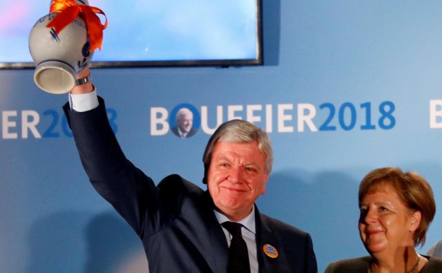 Prvemu krščanskemu demokratu Hessna Volkerju Bouffieru in kanclerki Angeli Merkel javnomnenjske ­raziskave nekaj dni pred deželnimi volitvami ne kažejo nič dobrega. FOTO: Reuters