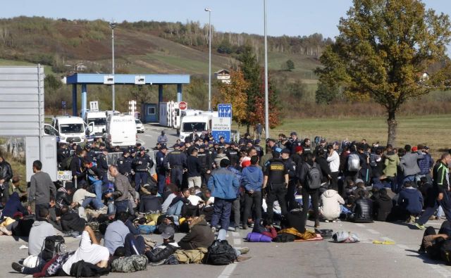 Migranti vztrajajo pred mejnim prehodom Maljevac na meji med BiH in Hrvaško. FOTO: Delo