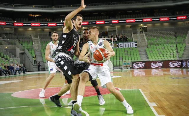 Blaž Mesiček (z žogo) je bil eden od Olimpijinih košarkarjev, ki so igrali kot duhovi. FOTO: Uroš Hočevar/Delo