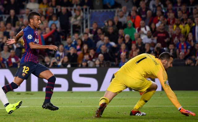 Rafinha je takole žogo spravil mimo Samirja Handanovića. FOTO: Josep Lago/AFP