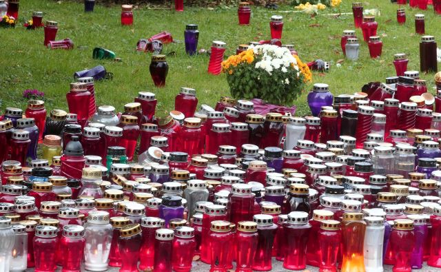 Slovenci smo rekorderji po prižiganju sveč. Tradicija, pravijo naši sogovorniki v anketi. FOTO: Dejan Javornik/Delo