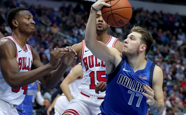 Luka Dončić nadaljuje z vidnimi predstavami v svoji premierni sezoni v ligi NBA. Foto: AFP