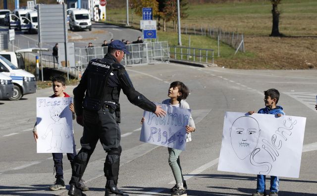 Med več kot sto migranti je še vedno veliko žensk in otrok. FOTO: AP Photo/Amel Emric