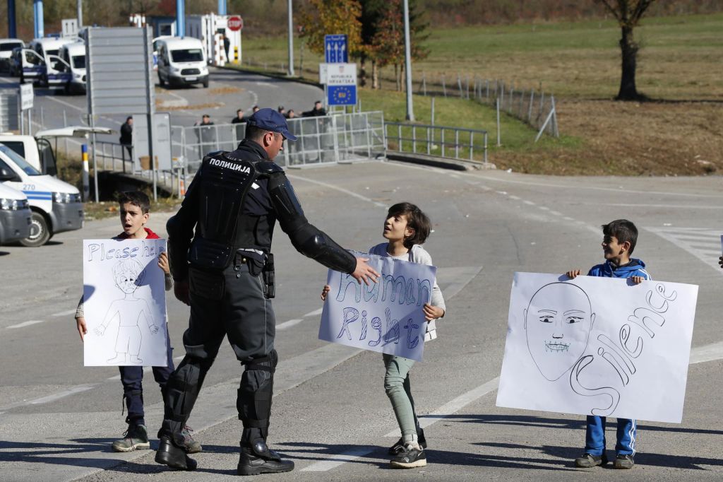 Ženske in otroci vztrajajo na meji