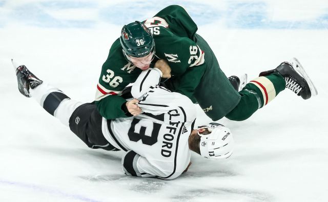 Hokejisti Minnesote so bili boljši v vseh elementih igre, tudi v pretepih. FOTO: Reuters