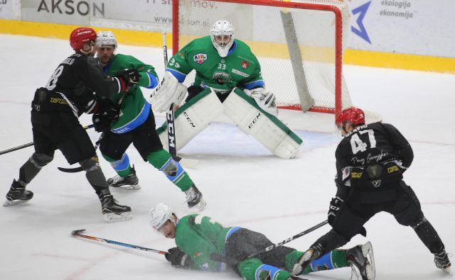 Hokejisti Olimpije so tokrat prepričljivo zmagali na Jesenicah. FOTO: Tomi Lombar/Delo