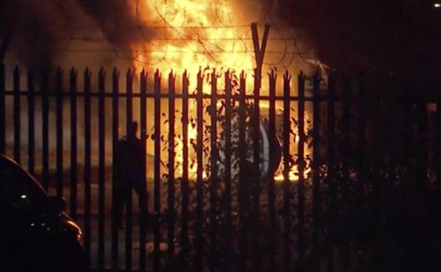  Helikopter je zgrmel na parkirišče stadiona Leicester Cityja in zgorel v plamenih. FOTO: AP