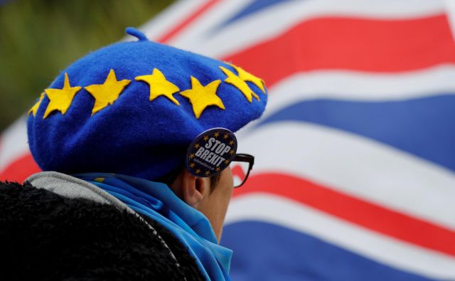 Politični in družbeni razdor, ki ga je sprožilo prvo glasovanje o brexitu, lahko zaceli le ponovni glas ljudstva. FOTO: Darren Staples/Reuters