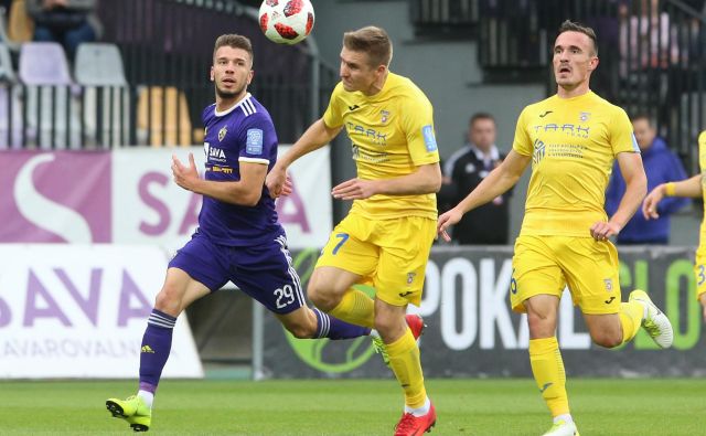 Jan Mlakar (levo) je odločil zmagovalca v prvi tekmi, a Gaber Dobrovoljc in Tilen Klemenčič (desno) še nista izobesila bele zastave. FOTO: Tadej Regent/Delo