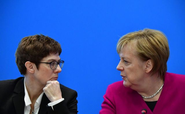 Kanclerka Angela Merkel v pogovoru z generalno sekretarko CDU Annegret Kramp-Karrenbauer, ki jo omenjajo kot glavno kandidatko za njenega naslednika na vrhu stranke. FOTO: AFP