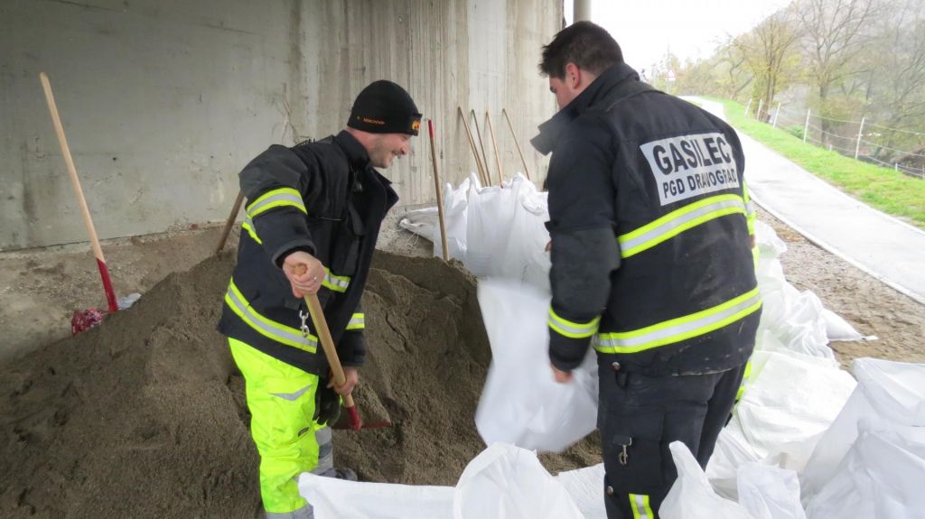 FOTO:V pripravah na hudo uro za ves promet zaprli cesto do mejnega prehoda Vič (FOTO)