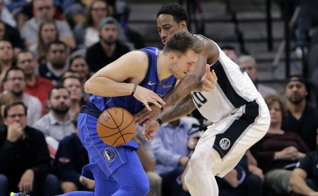 Luka Dončić je blestel v dvoboju z DeRozanom. FOTO: AP