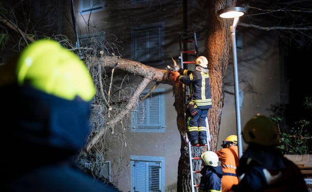 Gasilci med odstranjevanjem posledic vetroloma v Kopru. FOTO: Jure Makovec/AFP