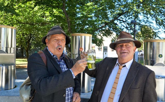 Tudi koroški splavarji na Dravi se na poti mimo Žalca radi ustavijo pri fontani piv. FOTO: Brane Piano