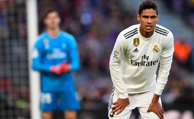 Raphaël Varane si je poškodoval aduktor desne noge. FOTO: Gabriel Bouys/AFP