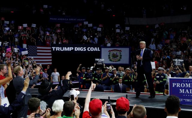 Donald Trump na predvolilnem zborovanju v mestecu Charleston v Zahodni Virginiji. FOTO: Reuters