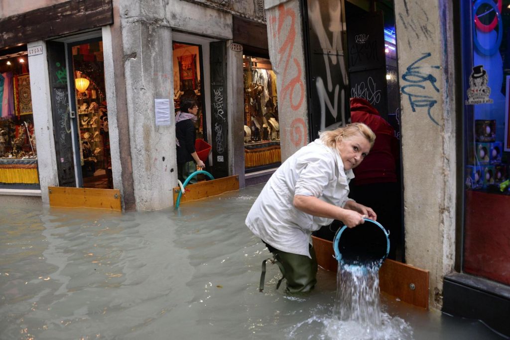 FOTO:Tako visoke vode Benetke niso videle že desetletja (VIDEO)