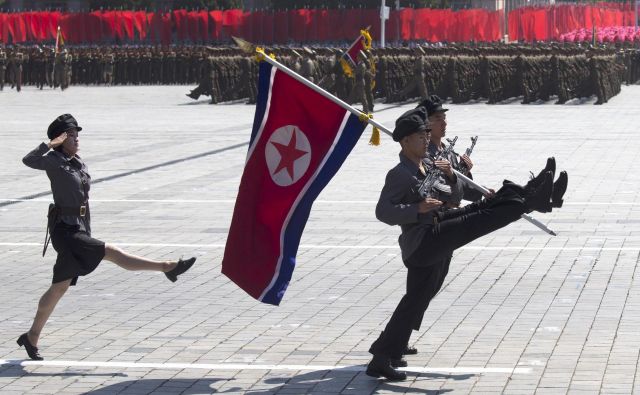 Severnokorejke so pojasnile, da ženske nimajo druge izbire, kot da izpolnijo zahteve moških na različnih položajih. FOTO: Ng Han Guan/AP