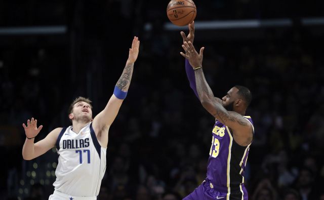 Luka Dončić je takole oviral LeBrona Jamesa. FOTO: AP