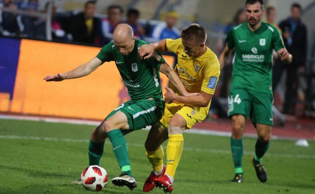 Hrvaška ”zmaja” Tomislav Tomić in Dino Štiglec sta nepogrešljiva člena začetne enajsterice Olimpije, ki je ujela šampionsko formo. FOTO: Tomi Lombar/Delo