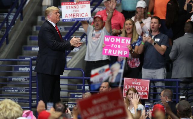 Donald Trump zadnje dneve hodi z enega na drugo predvolilno zborovanje in poziva desne volivce, naj odidejo na volišča. FOTO: AFP