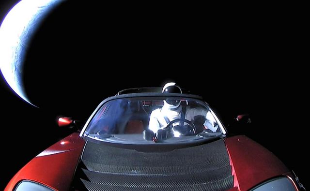 Starman še vedno potuje. FOTO: Spacex