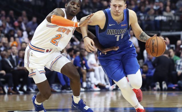 Luka Dončić je v zadnjih osmih minutah in pol dosegel 10 točk. FOTO: Kevin Jairaj/Reuters