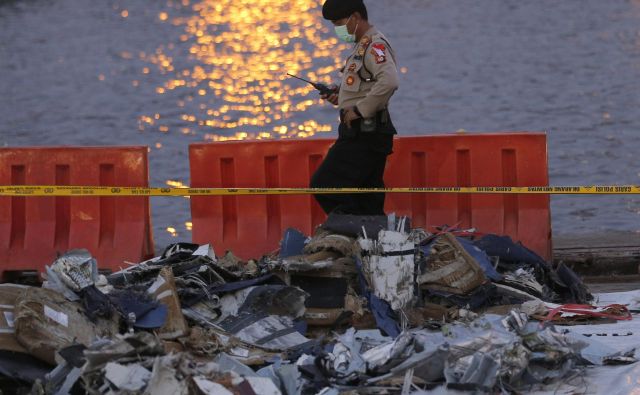 Boeing 737 MAX je s 189 potniki na krovu v ponedeljek kmalu po vzletu z letališča v Džakarti strmoglavil v morje. FOTO: Tatan Syuflana/AP