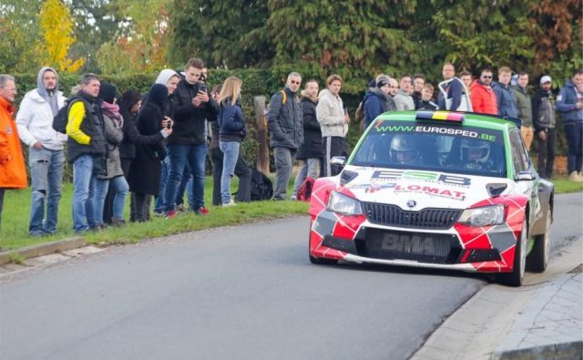 Voznika so prepeljali v bolnišnico, sovozniku žal ni bilo več pomoči. FOTO: Twitter