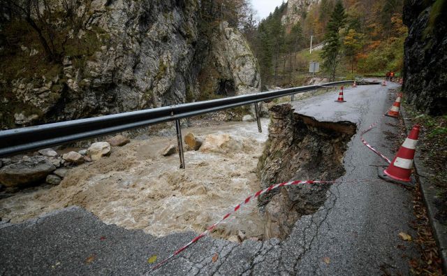 Za zaposlene in šolarje bodo postavili brv. FOTO: Jure Makovec/AFP