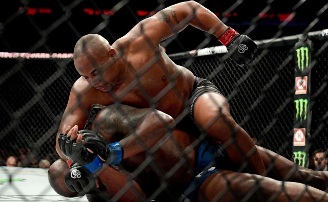 Derrick Lewis (na tleh) ni imel pravega protiorožja za Daniela Cormierja. FOTO: AFP